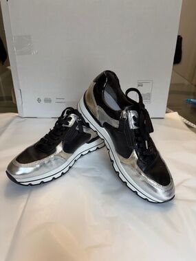 Tamaris (39/8.5) leather sneakers with comfort insole (memory foam), nearly new.